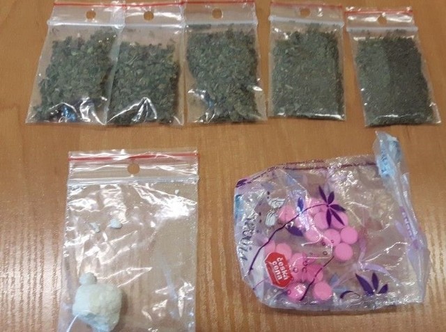 W mieszkaniu 19-latka policjanci znaleźli ponad 10 gramów różnych środków odurzających.