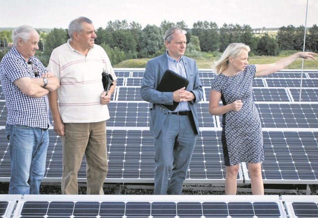 Jarosław Neneman (trzeci od lewej) z Ministerstwa Finansów zobaczył, jak produkowana jest energia dla Słupskiego Inkubatora Technologicznego.