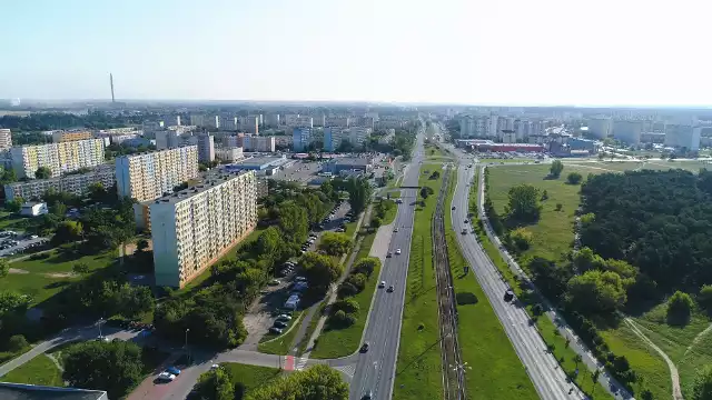 Oto kolejna porcja zdjęć w ramach naszego cyklu "Toruń z drona". Miasto z lotu ptaka prezentuję się naprawdę niesamowicie! Tym razem wzięliśmy na cel osiedla: Rubinkowo, Bielawy, Na Skarpie! Widok wielu obiektów i miejsc, które znacie, widzianych z takiej wysokości może zaskoczyć! Zapraszamy w podniebną podróż po Toruniu! Zobacz także: Toruń z drona: Jakubskie Przedmieście i MokreToruń z drona: starówka i Bydgoskie PrzedmieścieToruń z drona: Czerniewice, Rudak, Podgórz i Stawki