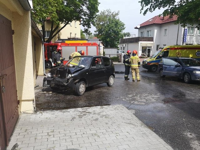 Kierujący samochodem starszy mężczyzna prawdopodobnie nie dostosował prędkości do warunków na drodze. Auto wypadło z jezdni i z impetem uderzyło w drewniane drzwi garażu. Pasażerka z obrażeniami trafiła do szpitala.Flash info #15