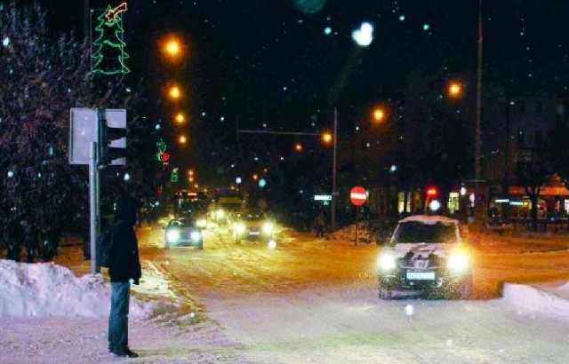 Tak w czwartkowe popołudnie wyglądała ulica Wojska Polskiego w Ełku. Kierowcom radzimy, żeby swoje auta zostawili w garażu albo na parkingu, a do pracy dojechali autobusem.