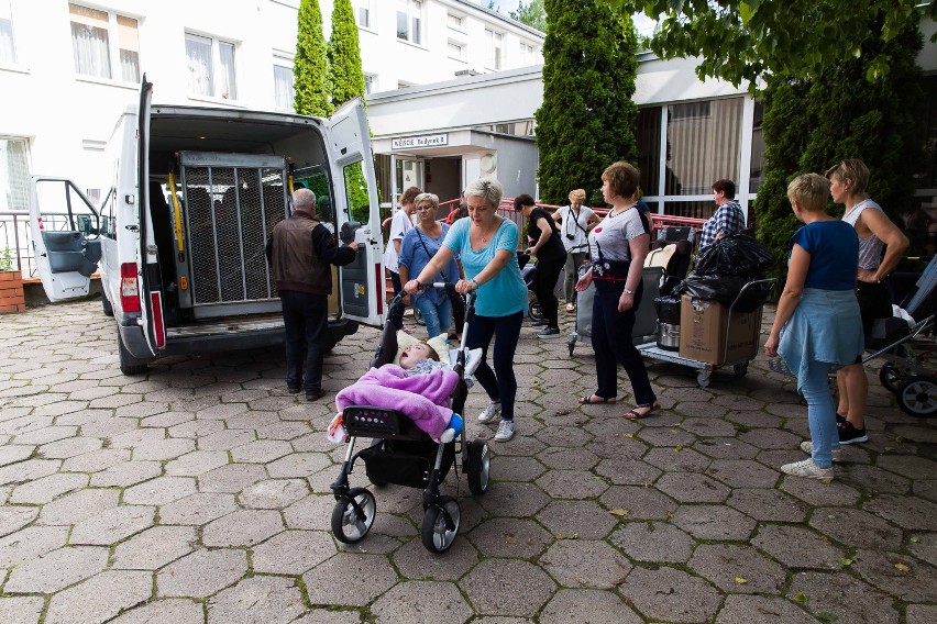Bomba przy Ciołkowskiego. Ewakuacja Domu Pomocy Społecznej w Zaściankach (zdjęcia)