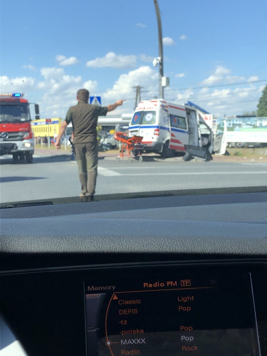 Poważny wypadek w Niepołomicach. Karetka zderzyła się z osobówką. Wzywano śmigłowiec LPR