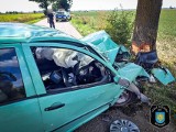 Wypadek w powiecie gnieźnieńskim. Samochód osobowy uderzył w drzewo. Jedna osoba trafiła do szpitala