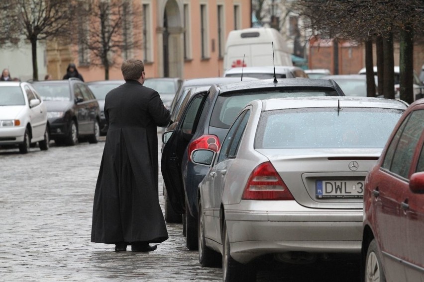 Wrocław: Ostrów Tumski zamienił się w wielki parking (ZDJĘCIA)