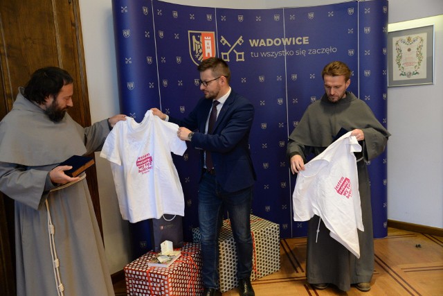 T-shirty z JPII oraz dwa wyjątkowe medale o numerach 50 i 55 wydane przez Wadowice z okazji 100. rocznicy urodzin św. Jana Pawła II trafią do Kakooge. W ten sposób burmistrz Wadowic Bartosz Kaliński wsparł prowadzoną przez misjonarzy szkołę w Ugandzie, która potrzebuje m.in. narzędzi rolniczych a dzieci w tym kraju często głodują.