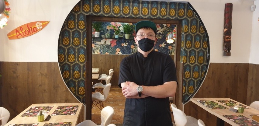 Mateusz Raczyński w swojej restauracji Aloha Poke.