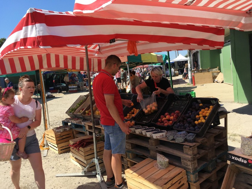 Warzywa, owoce i ozdobne rośliny na giełdzie w Sandomierzu....