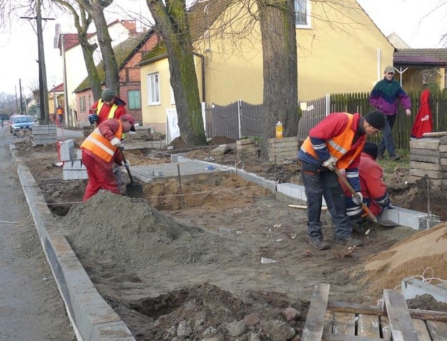 Nowe chodniki i ulicę w Gościmiu kładą robotnicy z firmy Maldrobud. Do połowy przyszłego roku mają skończyć prace.