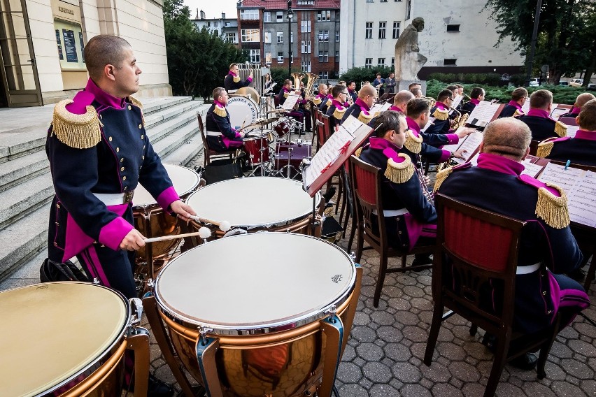 Koncert orkiestry wojskowej przed filharmonią pomorską...