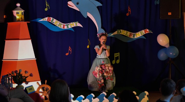 W sobotę 6 maja 2017r. w Miejskim Przedszkolu nr 2 „DELFINKI” w Ustce odbył się I Festiwal Piosenki Przedszkolnej o nagrodę „Błękitnego Delfinka”. Uczestnikami konkursu były dzieci 5, 6-letnie ze wszystkich usteckich przedszkoli.