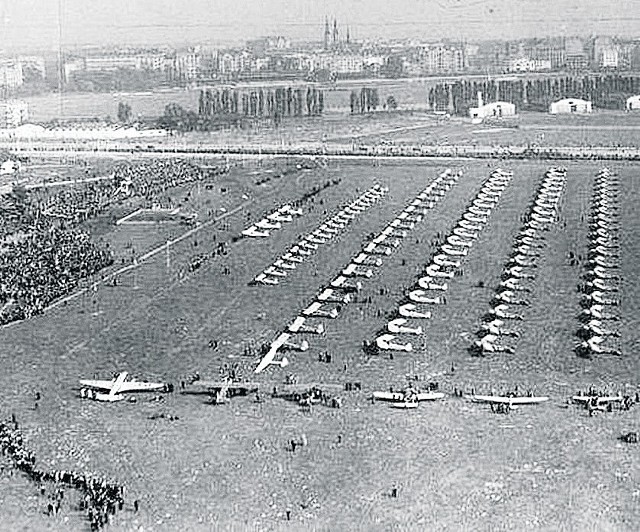 Uroczystość przekazania w 1937 r. 126 samolotów ufundowanych przez społeczeństwo, w tym aż 51 ufundowanych przez Ślązaków