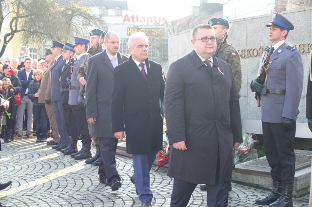 Tadeusz Jarmuziewicz, kandydat PO na prezydenta Opola składał kwiaty wspólnie z najbliższymi współpracownikami.