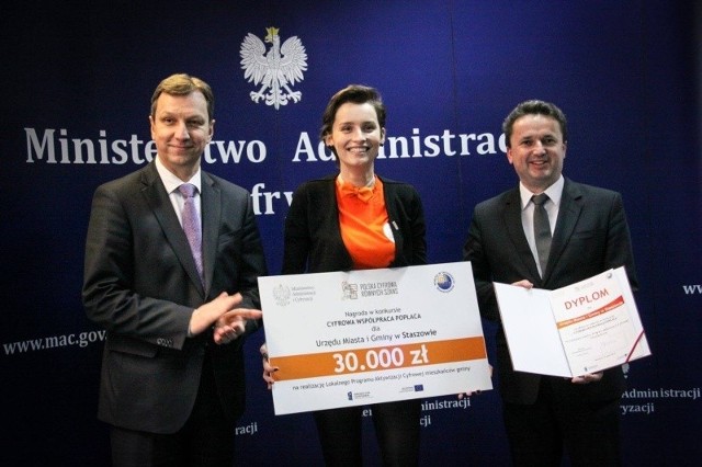 Od lewej: minister Andrzej Halicki, Latarnik Polski Cyfrowej Wioletta Piwowarska, burmistrz Miasta i Gminy Staszów Leszek Kopeć.