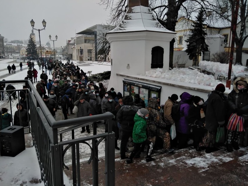 Białystok. Olbrzymia kolejka potrzebujących ustawiła się po wigilijne paczki Caritasu