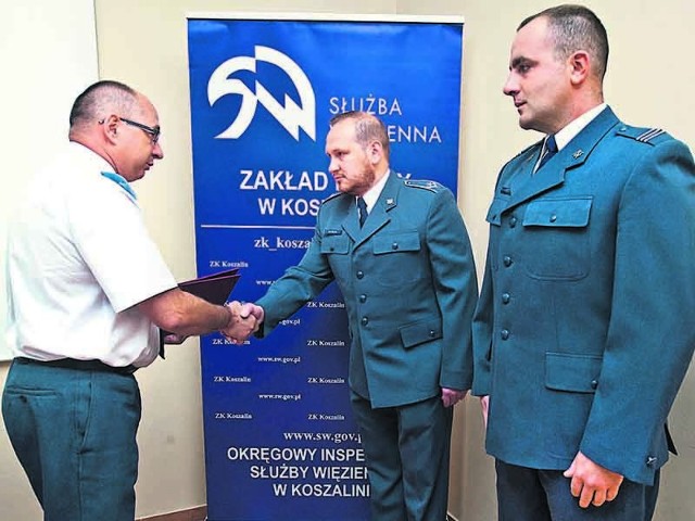 Ppłk Piotr Warenik, dyrektor Okręgowy Służby Więziennej w Koszalinie, wręczył funkcjonariuszom listy gratulacyjne. Obaj - mł. chor. Krzysztof Jankowski i st. kpr. Paweł Moskwa (z prawej) odpowiedzieli skromnie: - Ku chwale Ojczyzny!