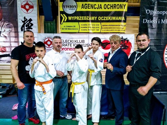 Ekipa Kieleckiego Klubu Karate Kyokushin Kornea na zawodach w Rawie Mazowieckiej