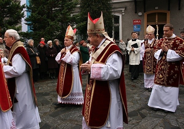 Dziesięć lat temu ks. Andrzej Jeż przyjął sakrę biskupią. To była wielka radość dla sądeczan [ZDJĘCIA]