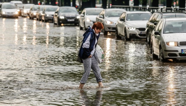 12 lipca Instytut Meteorologii Gospodarki Wodnej wydał ostrzeżenie przed gwałtownymi burzami z intensywnymi opadami deszczu i możliwym gradem dla dwóch województw. Burza pojawiła się jednak także w innych regionach.