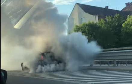 Pożar auta na Trasie Zamkowej. Kłęby dymu widoczne nad centrum Szczecina