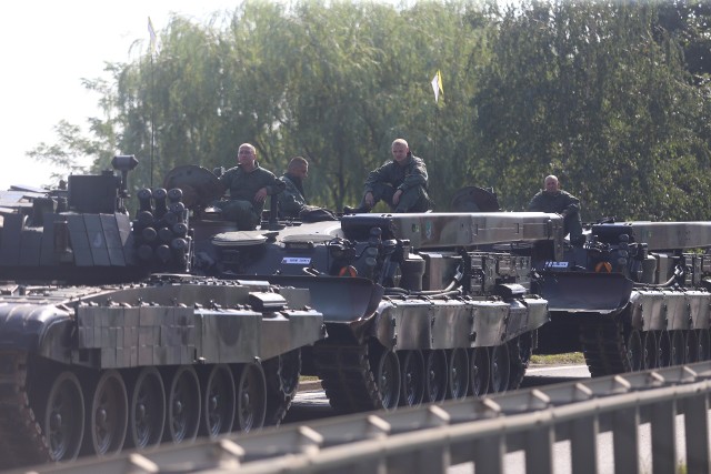 W defiladzie zobaczymy m.in.: czołgi Leopard 2 i kołowe transportery opancerzone Rosomak. Będą też samochody ciężarowo-osobowe HMMWV, wyrzutnie rakietowe WR-40 Langusta, samobieżne armatohaubice Krab i Dana, moździerze samobieżne Rak, zautomatyzowane wozy dowodzenia Łowcza, pojazdy saperskie Topola oraz samobieżny przeciwlotniczy zestaw rakietowy Poprad.