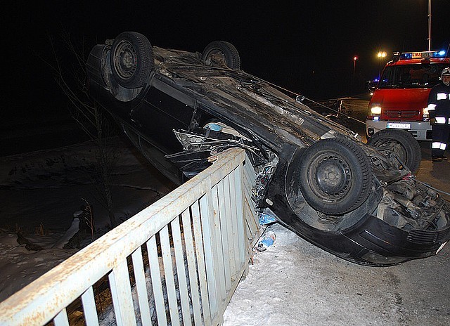 Wypadek w Święcanach. Samochód zawisł nad skarpą [ZDJĘCIA]