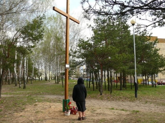 Krzyż w lasku na osiedlu Młodynie i plany budowy w tym miejscu kościoła, budzą duże namiętności.