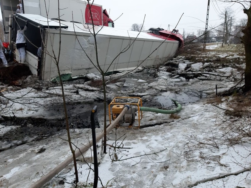 Wypadek w Zarębach Warchołach. Ciężarówka wypadła z drogi w Zarębach Warchołach. Fatalne warunki na drogach. 2.02.2022. Zdjęcia