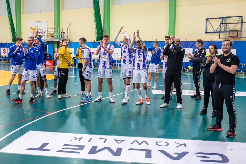 Handball Stal Mielec (biało-niebieskie stroje) pewnie ograła...