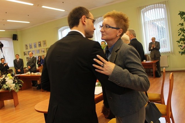 Anna Michalczuk zajęła miejsce starosty Marka Ślusarskiego. Po wyborze przyjmowała gratulacje od radnych. Na zdjęciu z Pawłem Lichtańskim.