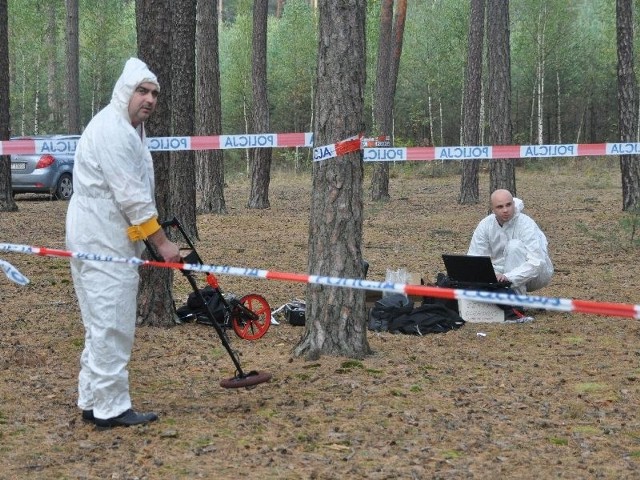 Policyjny technicy podczas zawodów w Sielpi skrupulatnie zbierali ślady pozostawione w lesie. Liczyła się dokładność i precyzja.