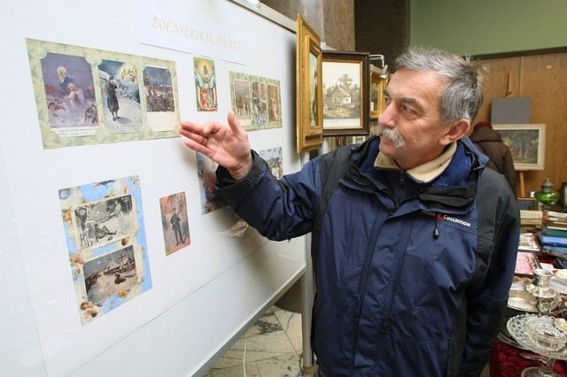 Marek Michniewski prezentuje swoją autorską wystawę pocztówek zatytułowaną "Żołnierskie Święta"