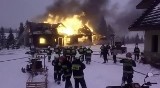 Pożar starego schroniska na Hali Miziowej. Strażacy dojechali na miejsce skuterami i ratrakami ZDJĘCIA + WIDEO