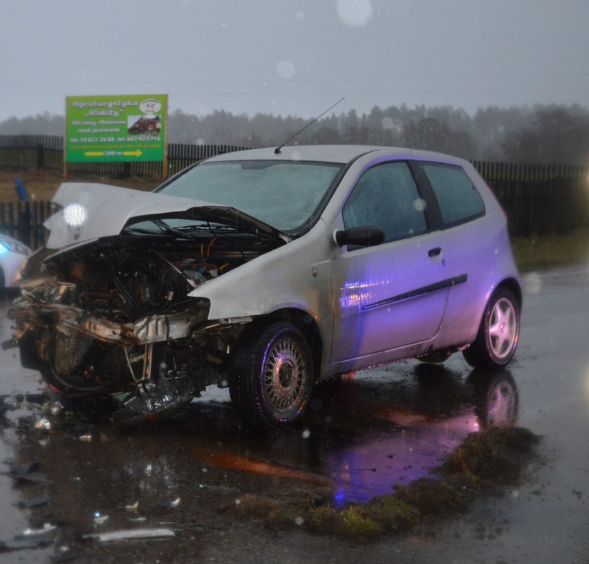 Wypadek na skrzyżowaniu w Rokitach na drodze 211. Trzy osoby w szpitalu