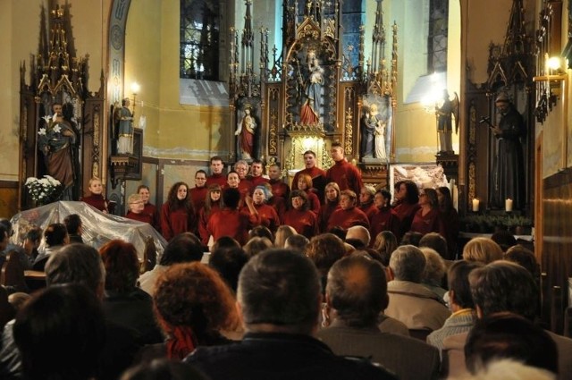 Chór Olensis wystąpił dzisiaj w kaplicy św. Franciszka w starym szpitalu w Oleśnie.