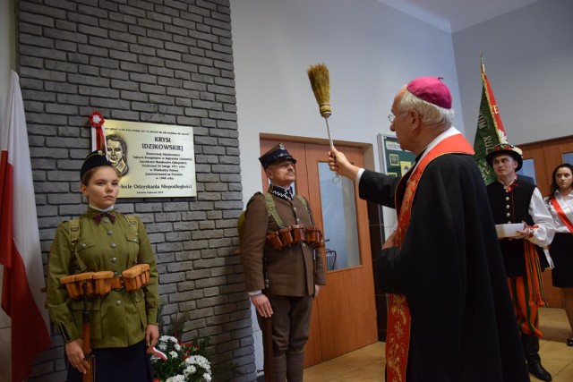 Pamiątkową tablicę poświęcił ksiądz biskup Andrzej F. Dziuba, ordynariusz diecezji łowickiej