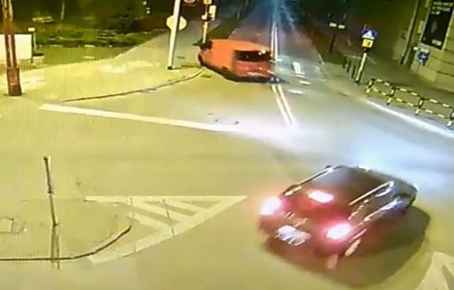 Samochód dostawczy, jadący wieczorem ulicą Nowy Świat w Gliwicach, poruszał się od krawężnika do krawężnika, obijał o latarnie i drzewa. Wyglądało to tak, jakby kierowca w ogóle nie potrafił prowadzić.