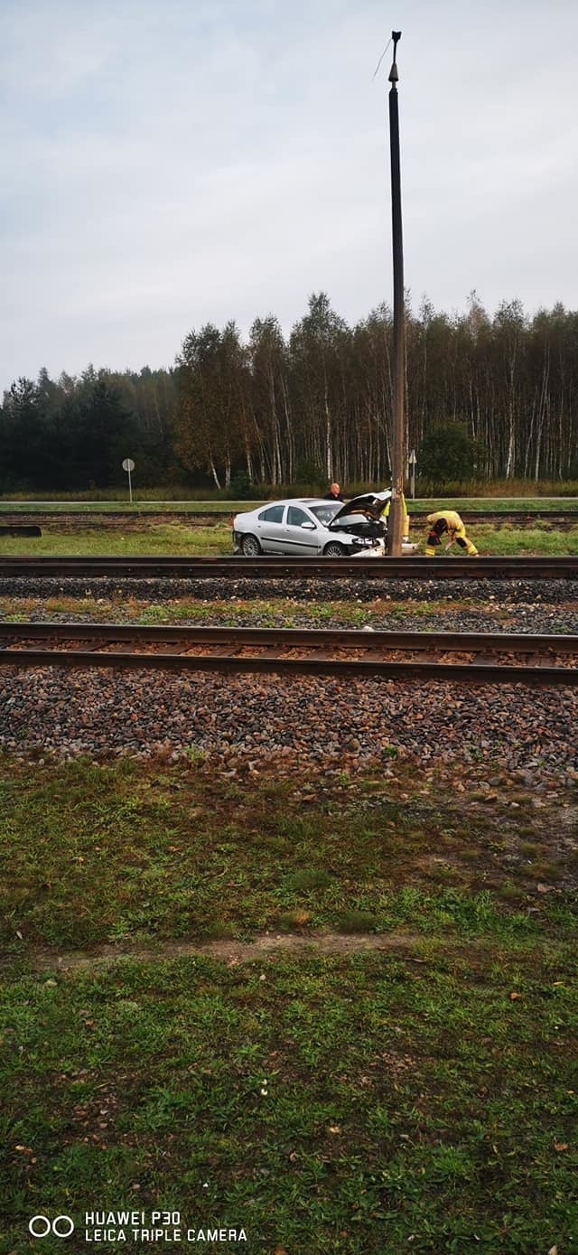 Wypadek w Woli Baranowskiej, samochód przejechał przez tory i uderzył w latarnię (ZDJĘCIA)