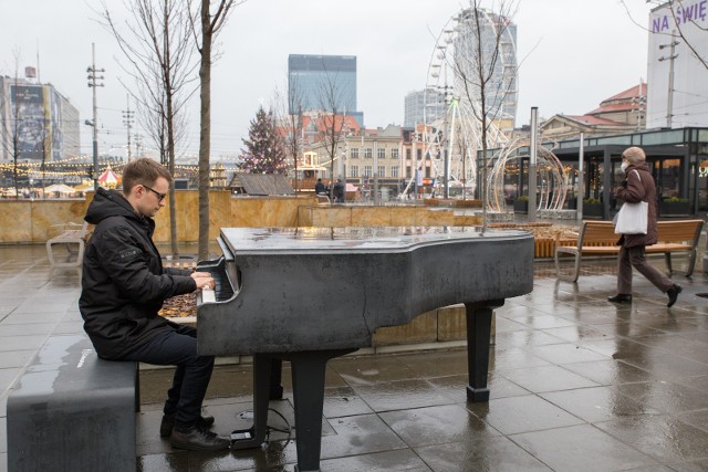 Katowice stawiają fortepiany w różnych miejscach miasta.