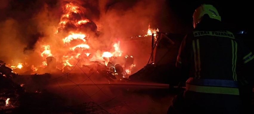 Pożar magazynu w Goleniowie. Na miejscu pracowało dwanaście zastępów straży pożarnej! [WIDEO, ZDJĘCIA]