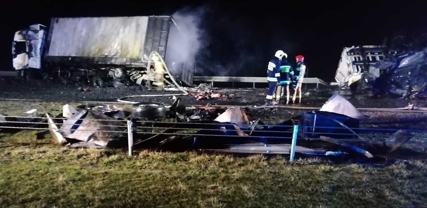 Wypadek i pożar dwóch tirów na drodze S8 pod Wieruszowem. Kierowca ciężarówki, która jechała prawidłowo, spłonął w kabinie ZDJĘCIA