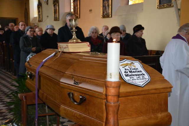 W wieku 86 lat zmarł ks. prałat Marian Mielczarek, były proboszcz parafii Przemienia Pańskiego w Aleksandrowie Kujawskim. Wyświęcony został 5 czerwca 1960 roku. W aleksandrowskiej parafii proboszczem był przez 27 lat, do 2004 roku. Był doktorem psychologii. Ostatnie lata życia spędził w Domu Księży Emerytów w Michelinie. Wcześniej, na emeryturze, mieszkał na ulicy Sienkiewicza, czynnie uczestnicząc w życiu parafii. Pogrzeb odbył się w miniony czwartek. Trumna z ciałem księdza prałata została wystawiona w kościele, a następnie po mszy pogrzebowej, została pochowana na cmentarzu parafialnym, niedaleko kaplicy. Mszę Świętą celebrował ks. bp Stanisław Gębicki.