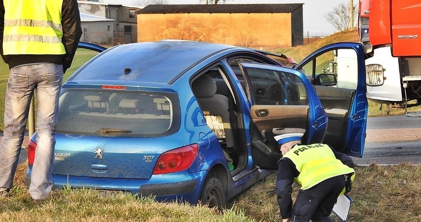 Na DK nr 10 zderzyły się dwa auta osobowe, w których...