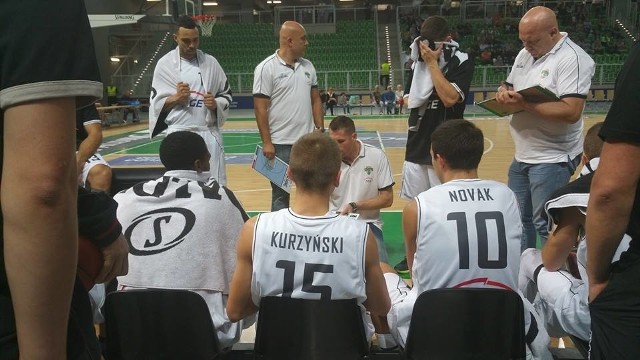 Gracze PGE Turowa słuchają rad sztabu trenerskiego podczas meczu z Anwilem