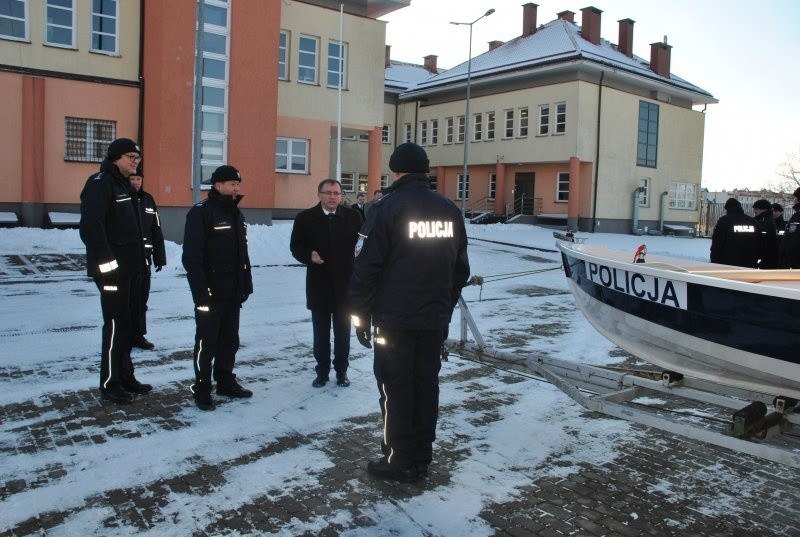 Węgorzewo. Policjanci otrzymali nowy oznakowany radiowóz, łódź i samoobsługowy alkomat (zdjęcia)