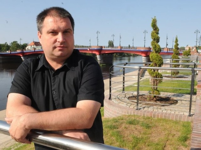 Piotr Dębicki to gorzowianin, ma 41 lat. W latach 2002-2006 był radnym (SLD, a potem SdPL), potem wicedyrektorem gorzowskiego szpitala. Teraz jest wiceszefem w szpitalu powiatowym w Drezdenku. 