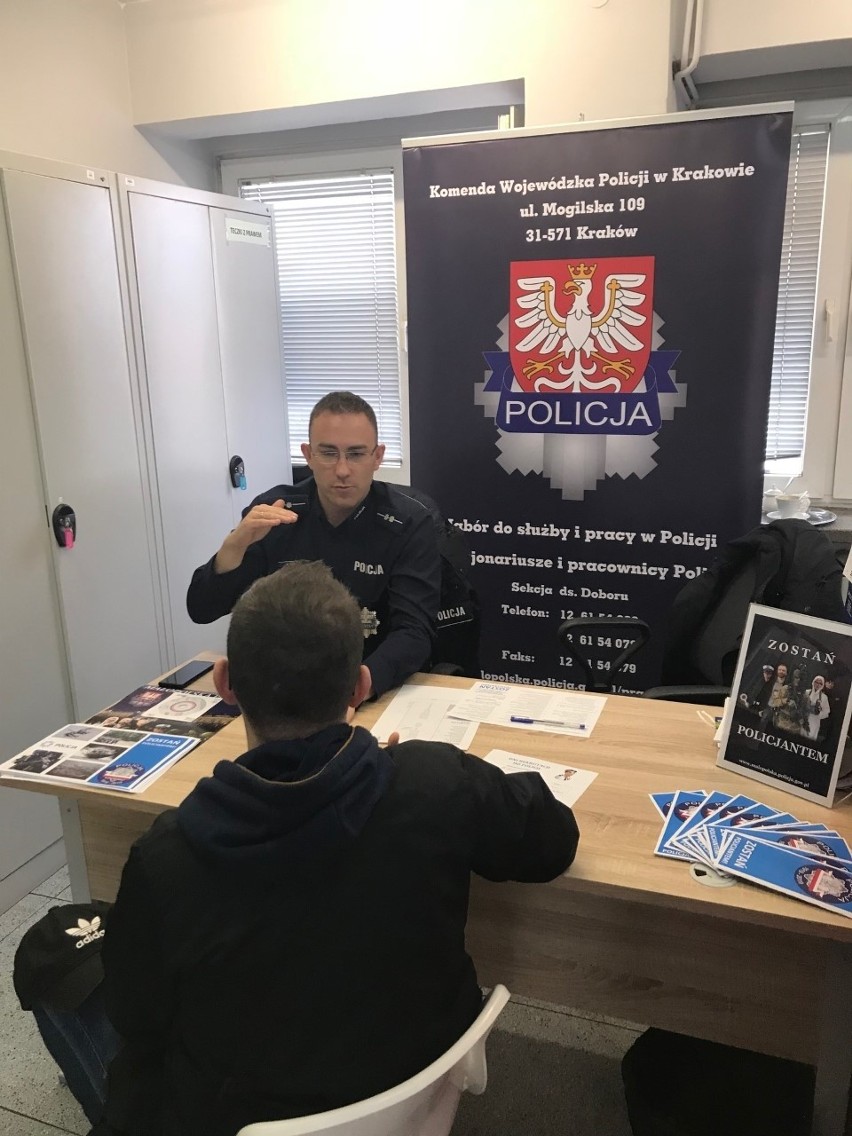 Policjanci promowali swój zawód wśród bezrobotnych. Mundurowi zapraszają do swoich szeregów