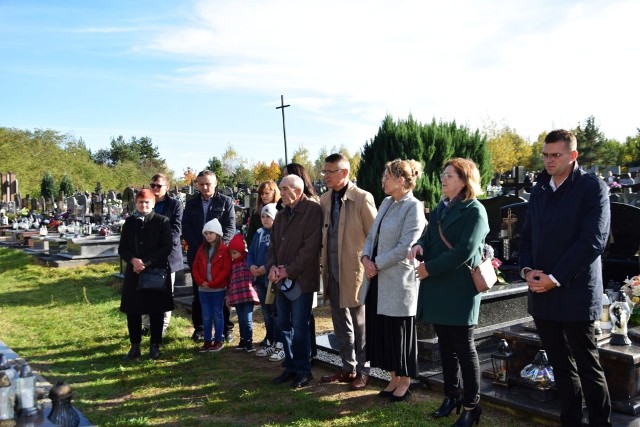 Delegacja mirzeckiego samorządu i rodzina przed grobem Mirosława Cedro