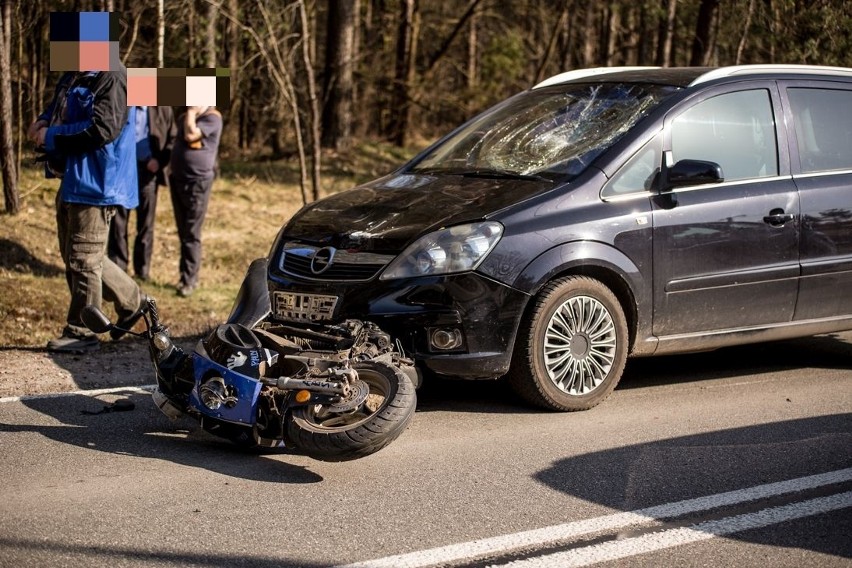 Wypadek w Kadzidle, 17-letni motorowerzysta trafił do szpitala [ZDJĘCIA]