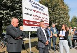 Burmistrz Pakości protestuje z mieszkańcami przeciw opóźnienim w rozpoczęciu remontu drogi [zdjęcia]